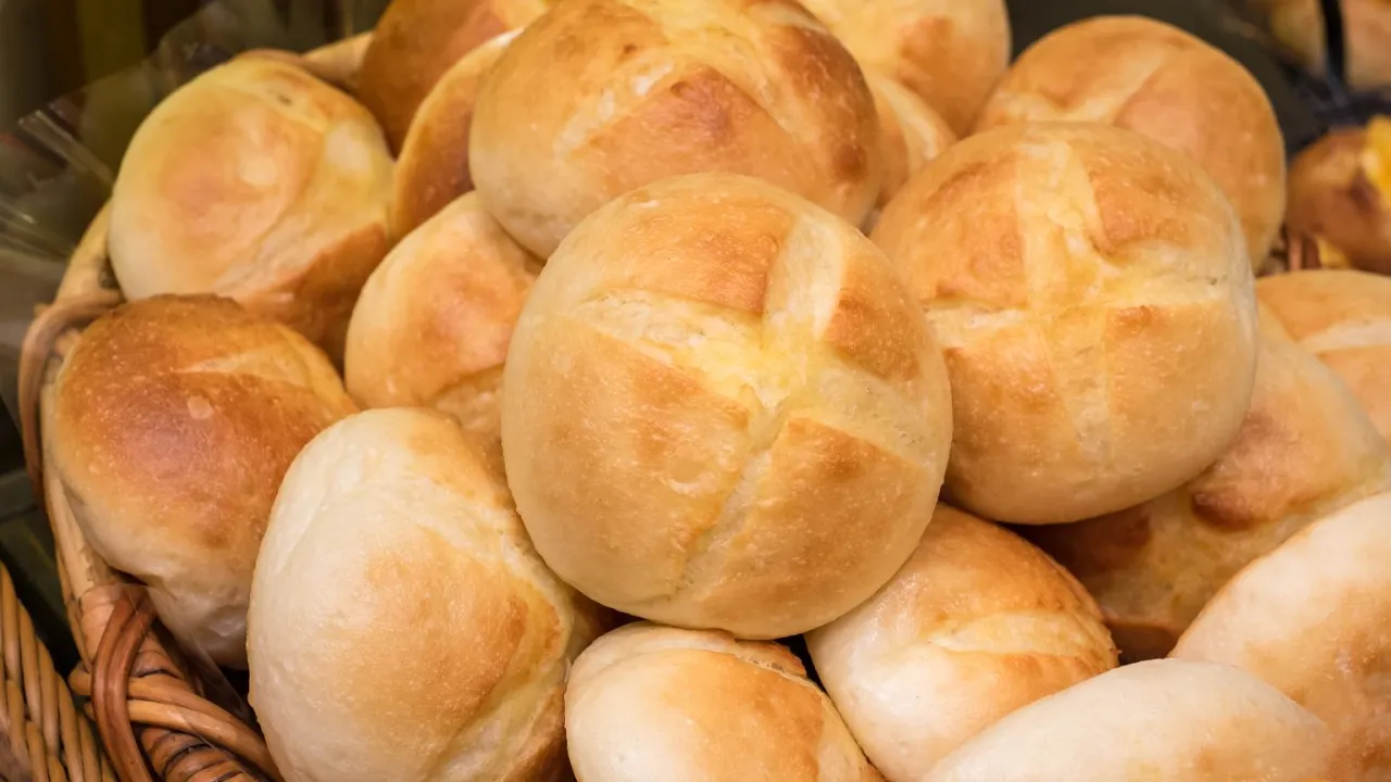Koszyk pełen świeżych bułeczek z chrupiącą sk&oacute;rką i miękkim wnętrzem. Idealne na śniadanie.