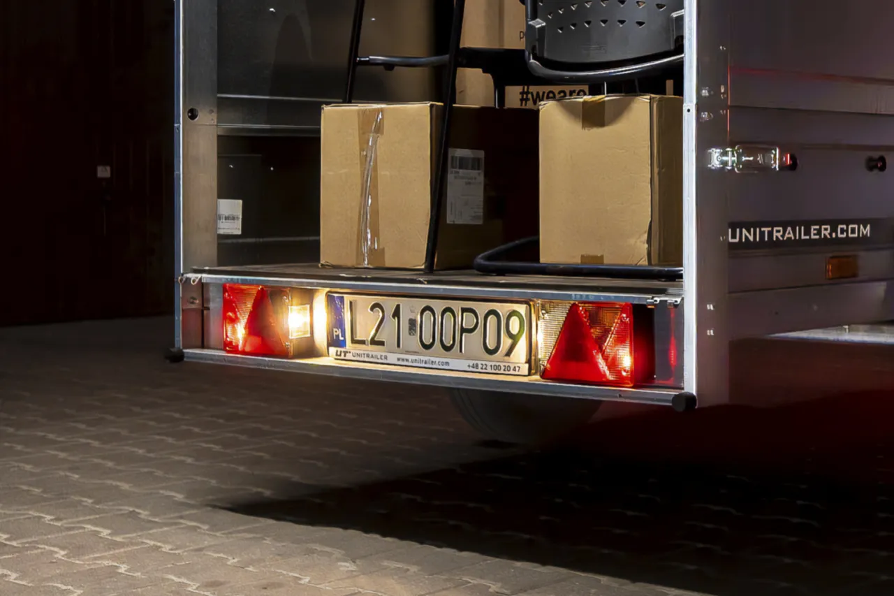 Na tyle przyczepy widać dwa czerwone światła pozycyjne i jedno białe.