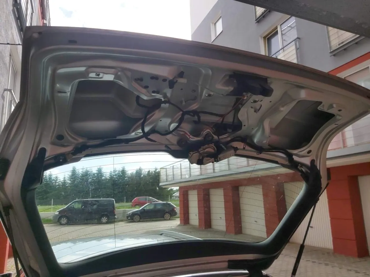 Demontaż tapicerki bagażnika Audi A4 B5