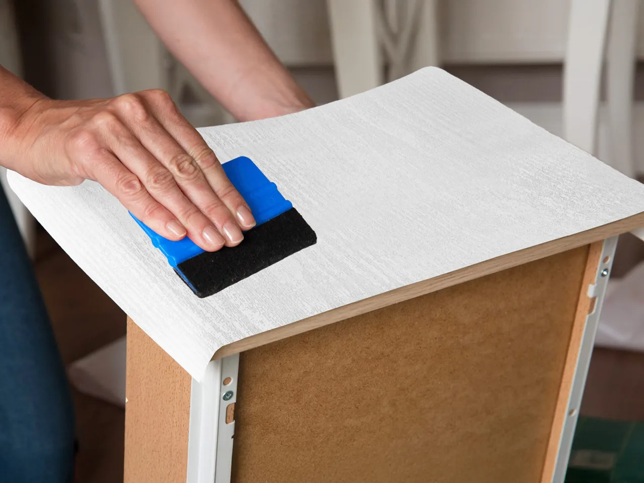 zabezpieczanie mebli folią remont instrukcja krok po kroku