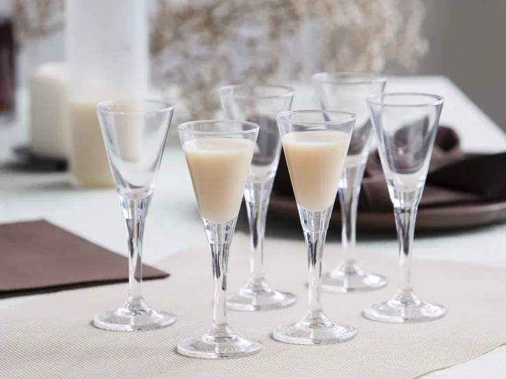 różne kieliszki do nalewek