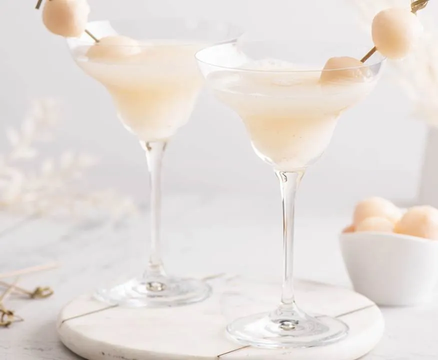 elegancki drink z liczi w kieliszku martini