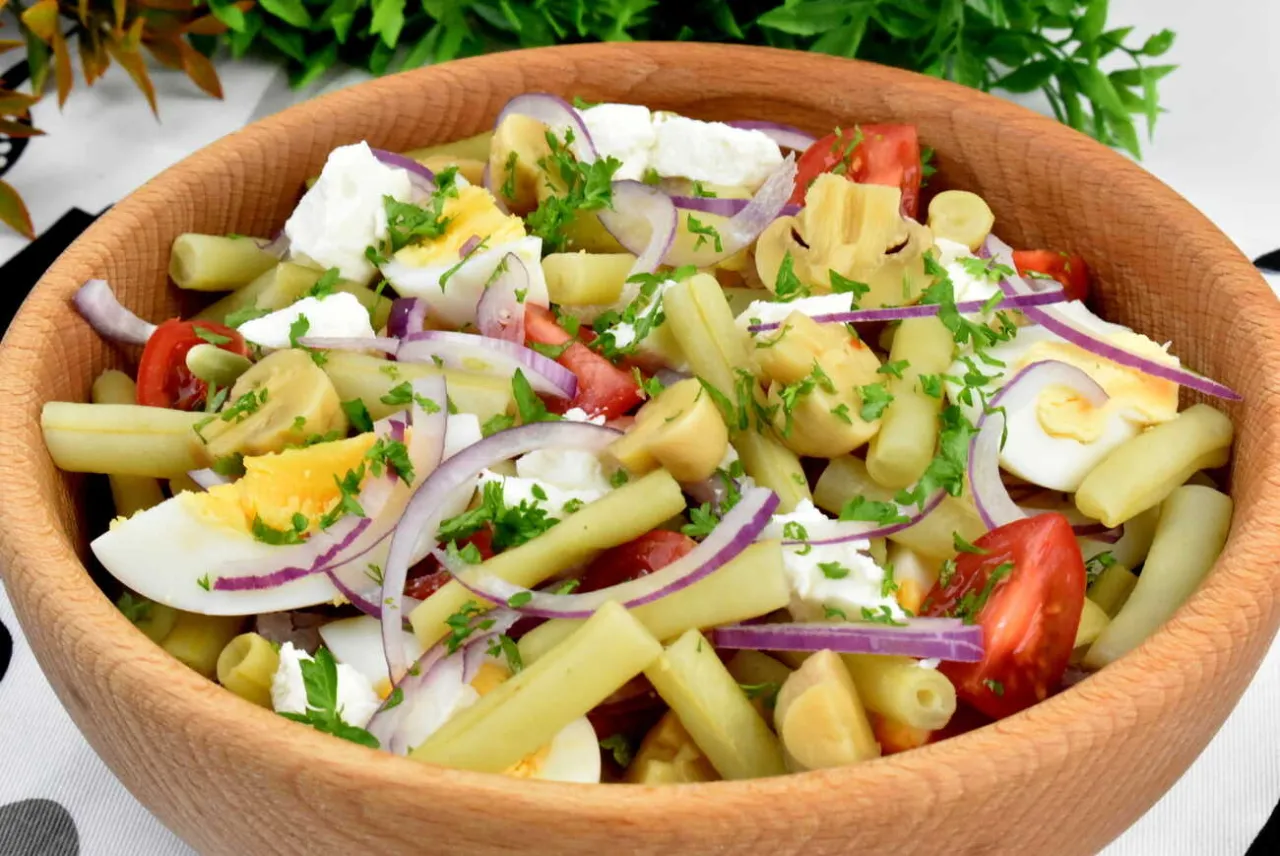 sałatka z fasolką szparagową jajkiem tuńczykiem feta