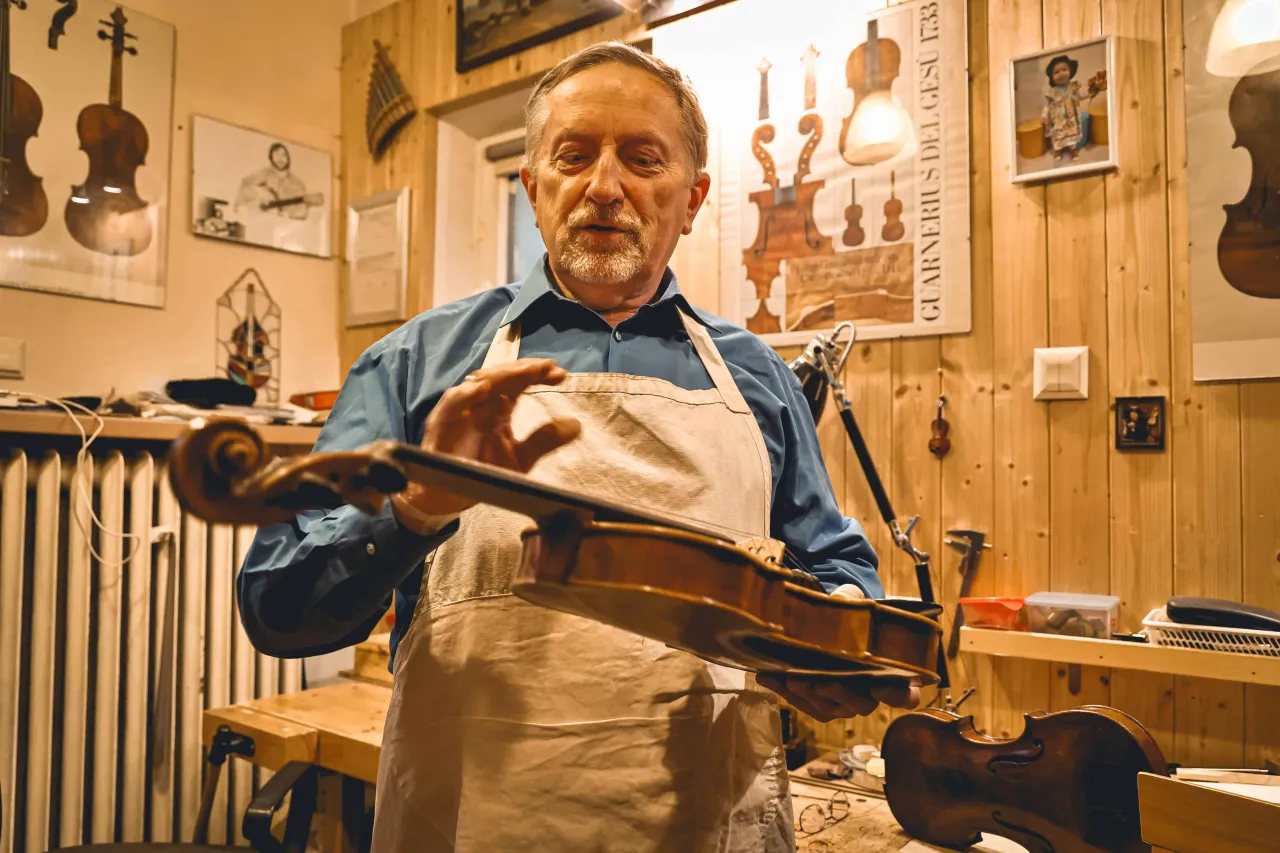Lutnik przy pracy skrzypce