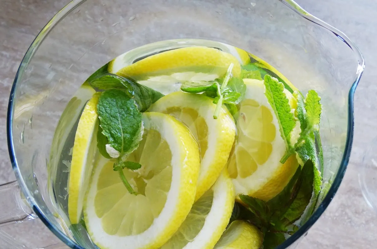 Woda z cytryną i miętą