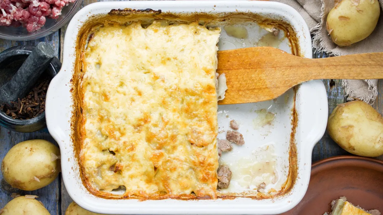 Zapiekanka z surowych ziemniaków i kiełbasy z różnymi dodatkami