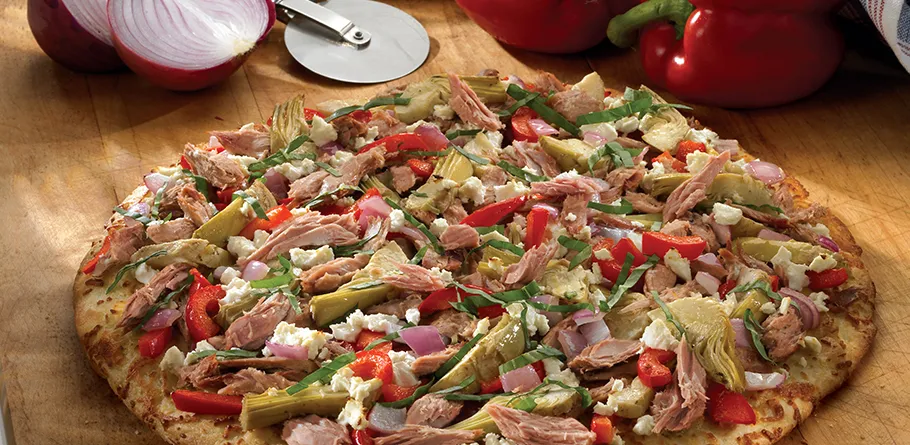 pizza estilo California con ingredientes frescos y coloridos