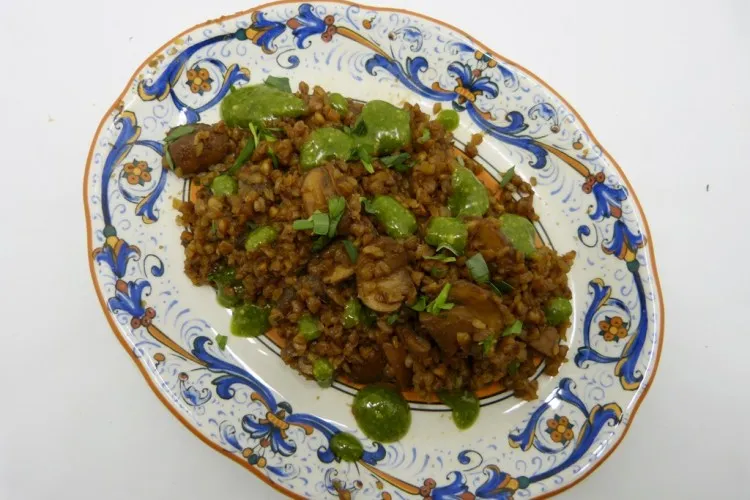 Cremiges Buchweizenotto mit Pilzen und frischen Kr&auml;utern
