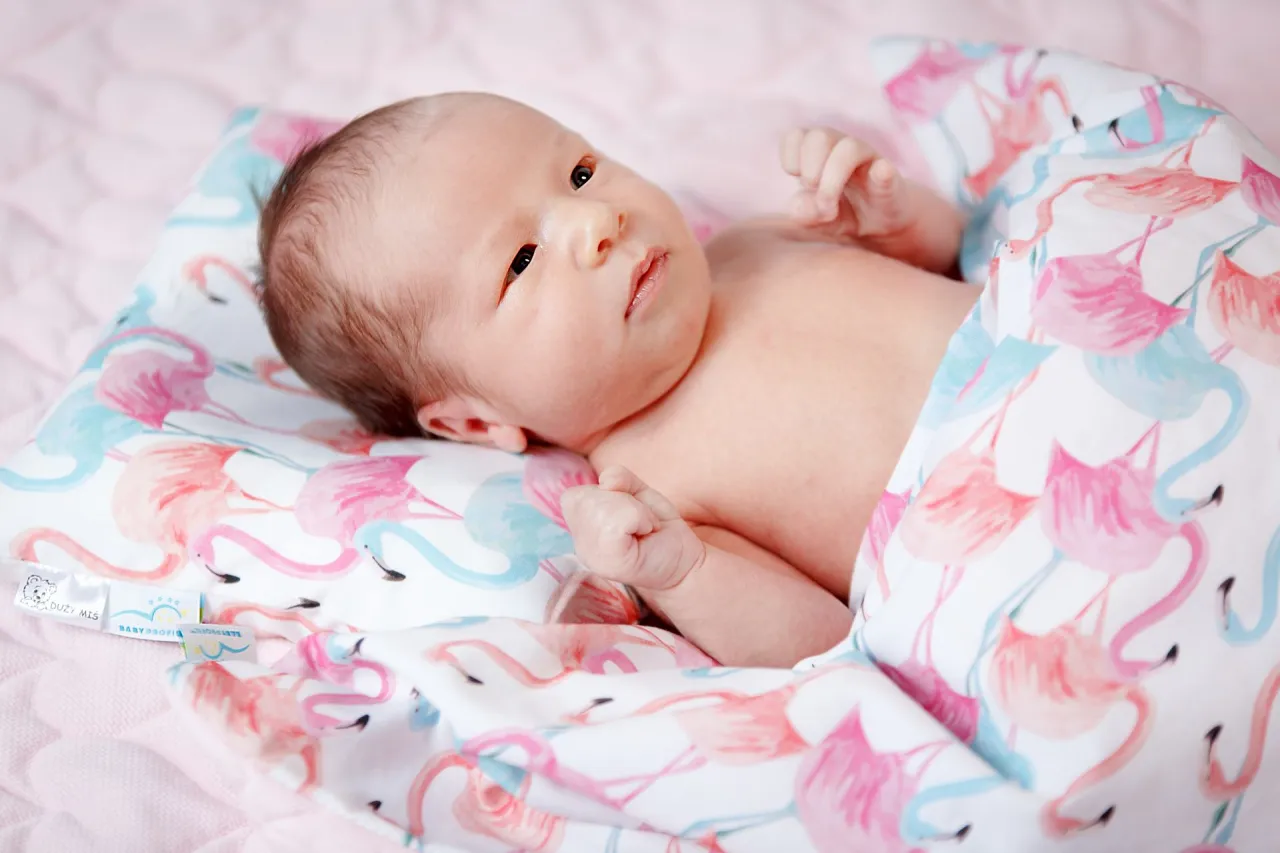 niemowlę śpiące na plecach w łóżeczku