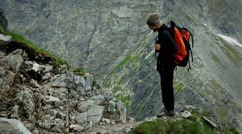turysta w górach pakuje plecak, bezpieczeństwo w górach