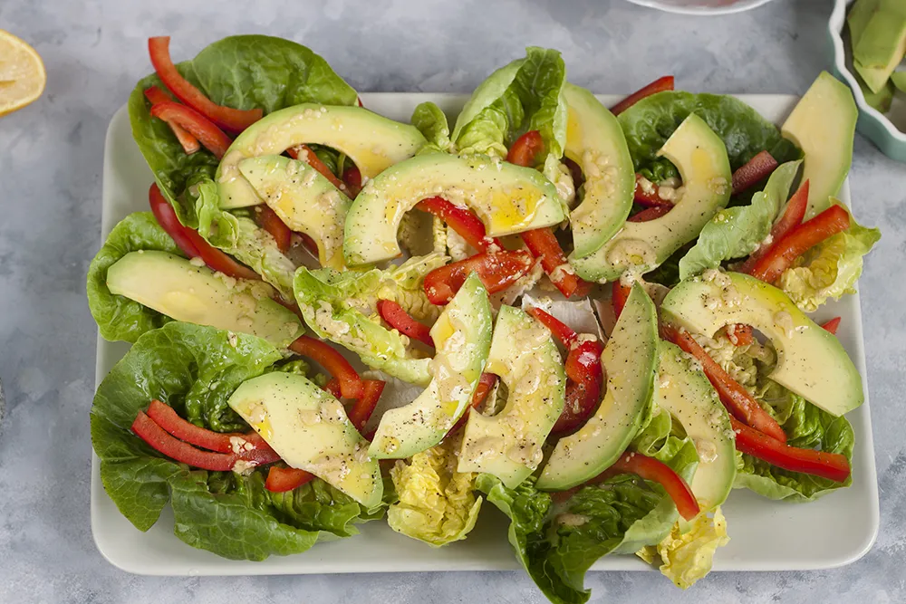 sałatka w wydrążonej papryce i awokado