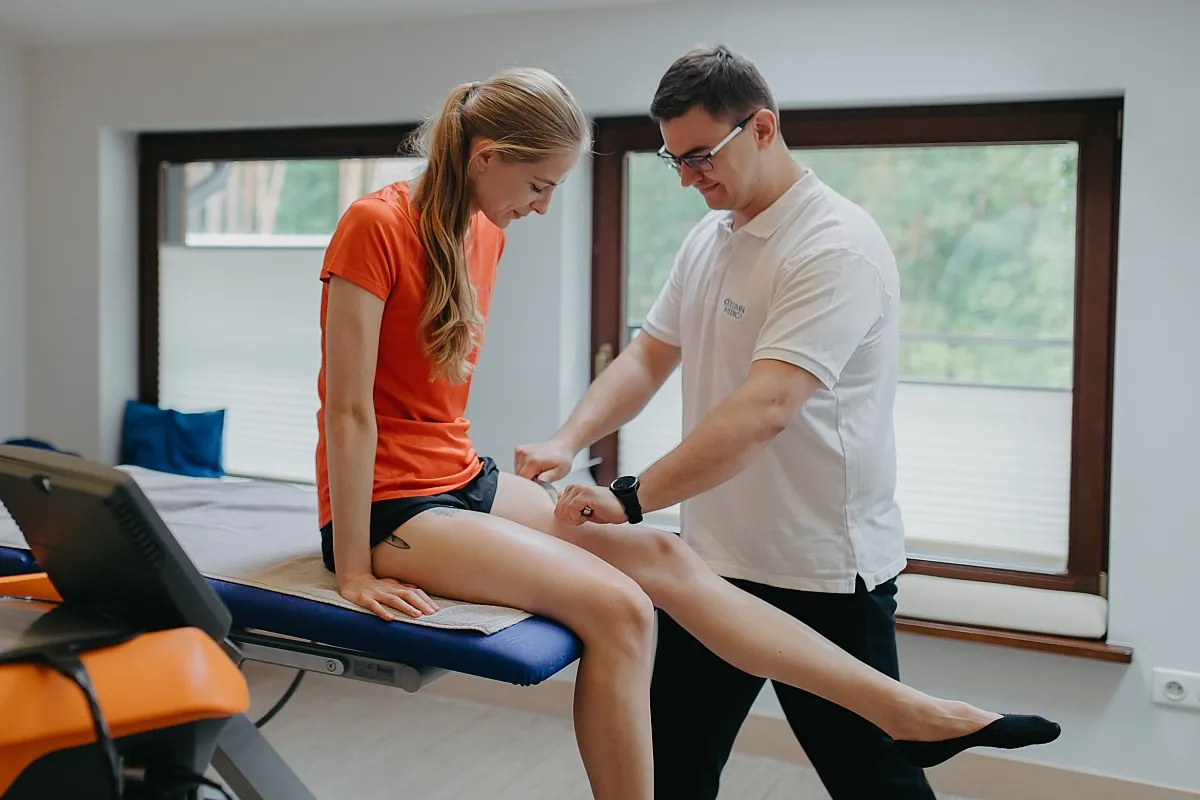 Fizjoterapeuta w pracy z pacjentem, nowoczesna klinika fizjoterapii