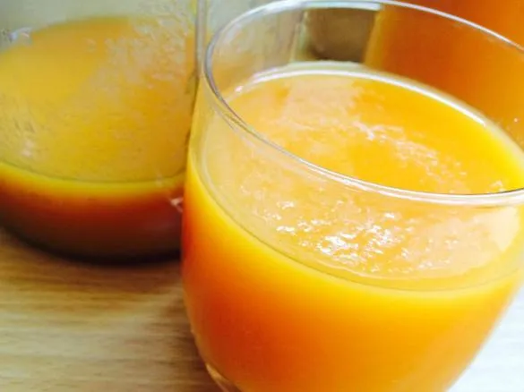 Thermomix przygotowujący sok marchewkowo-jabłkowy