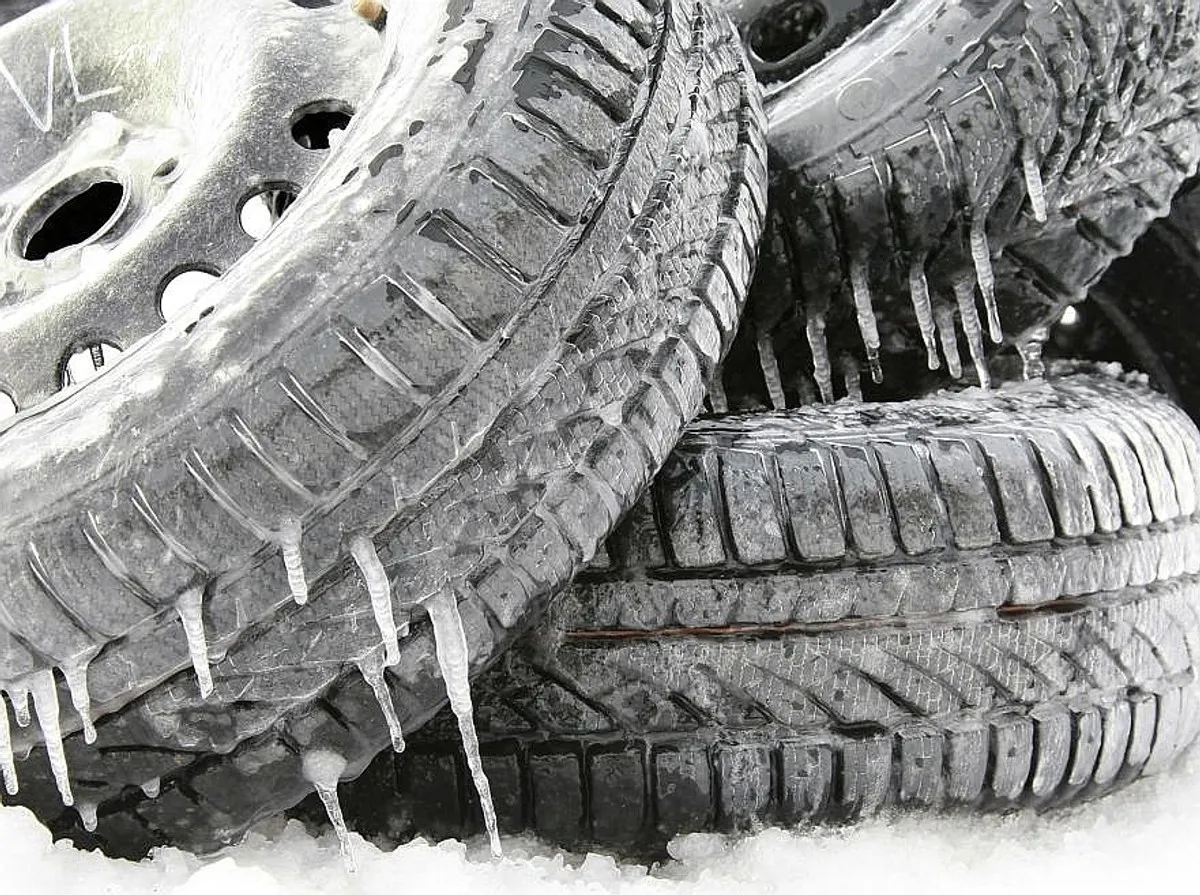 Termometr wskazujący 7 stopni Celsjusza i opony zimowe