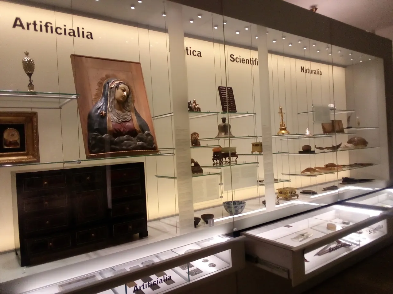 Wnętrze Muzeum Sztuk Użytkowych Poznań, ekspozycja mebli