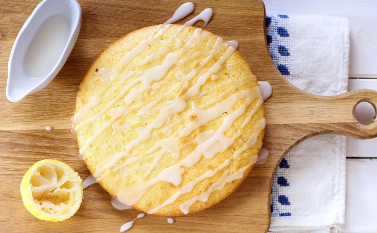 rozpuszczony lukier na ciastkach po pieczeniu