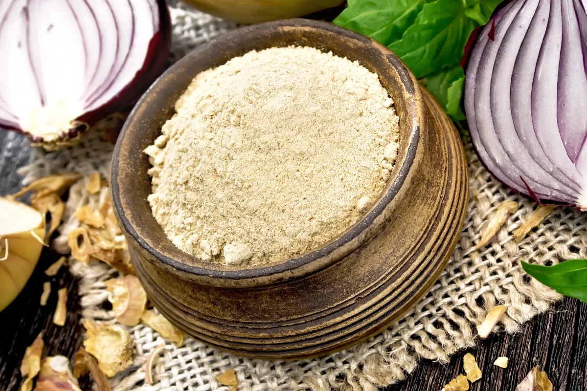 Różne formy cebuli: surowa, gotowana, suszona, sproszkowana