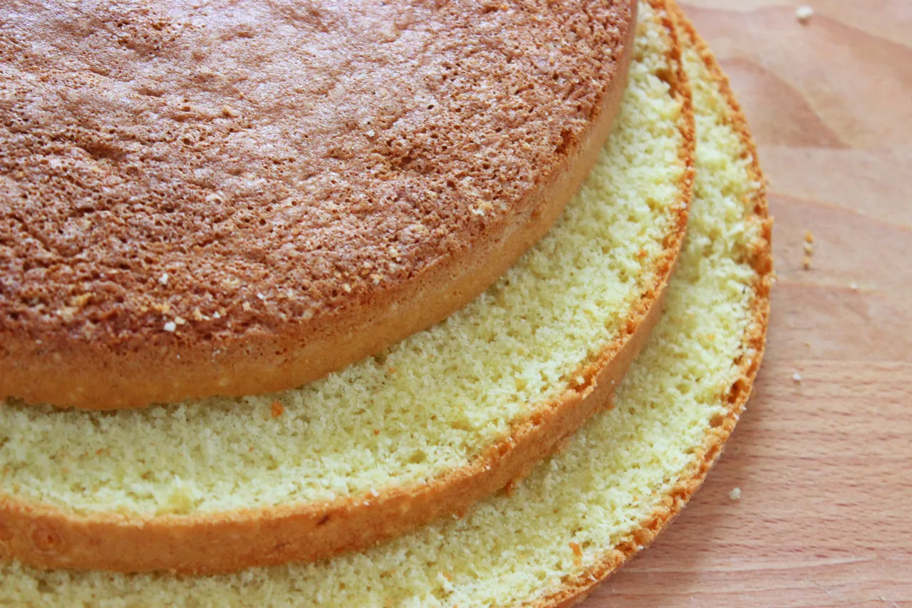 Biszkopt genueński vs klasyczny por&oacute;wnanie