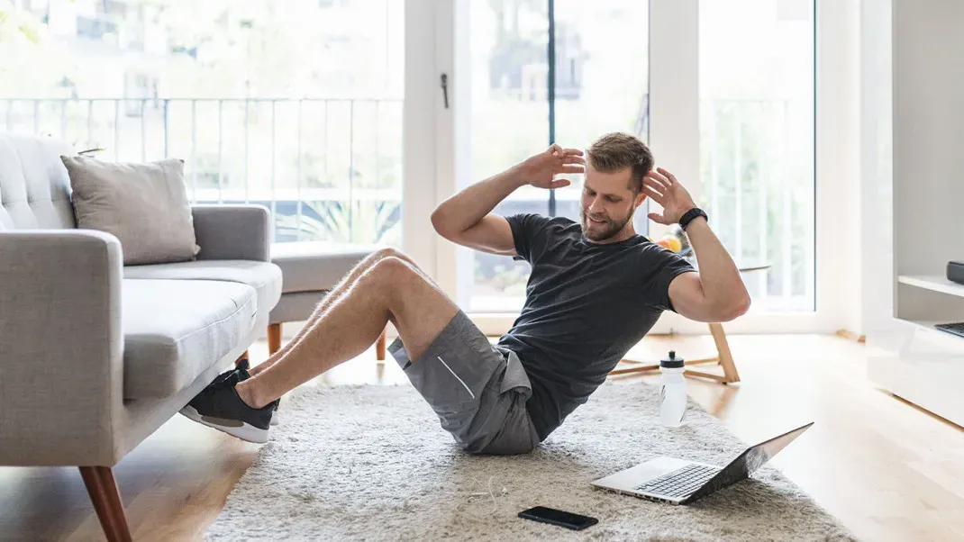 osoba ćwicząca trening obwodowy w domu