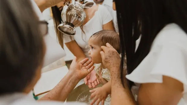 chrzest podczas mszy a chrzest poza mszą porównanie