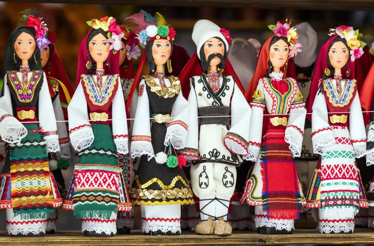 Lalki w tradycyjnych strojach ludowych. Warto przywieźć z Bułgarii takie pamiątki, ozdobione kolorowymi haftami i wzorami.