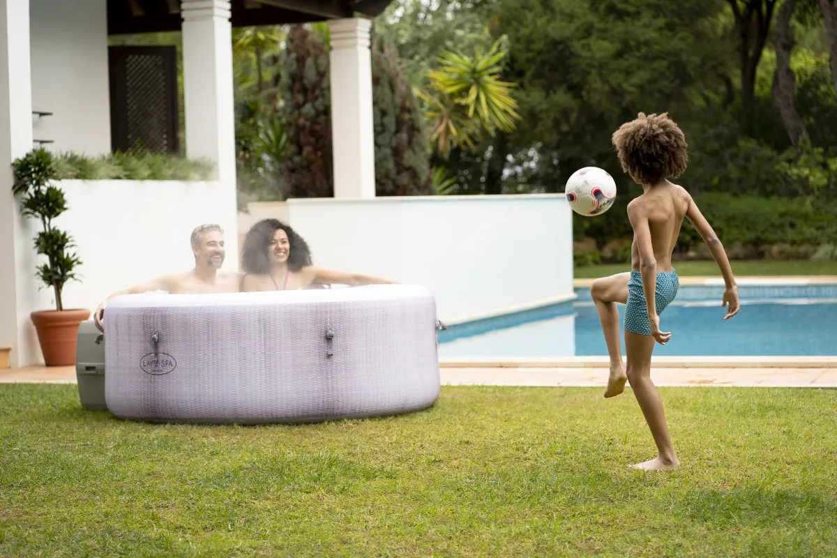 basen spa dmuchany vs akrylowy por&oacute;wnanie