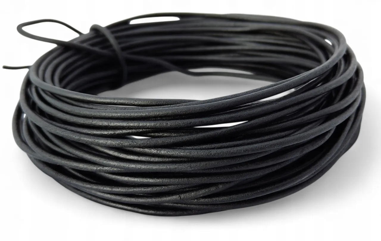 Czarny, okrągły rzemień do wiązania, zwinięty w ciasną spiralę. Idealny do tworzenia biżuterii i rękodzieła.