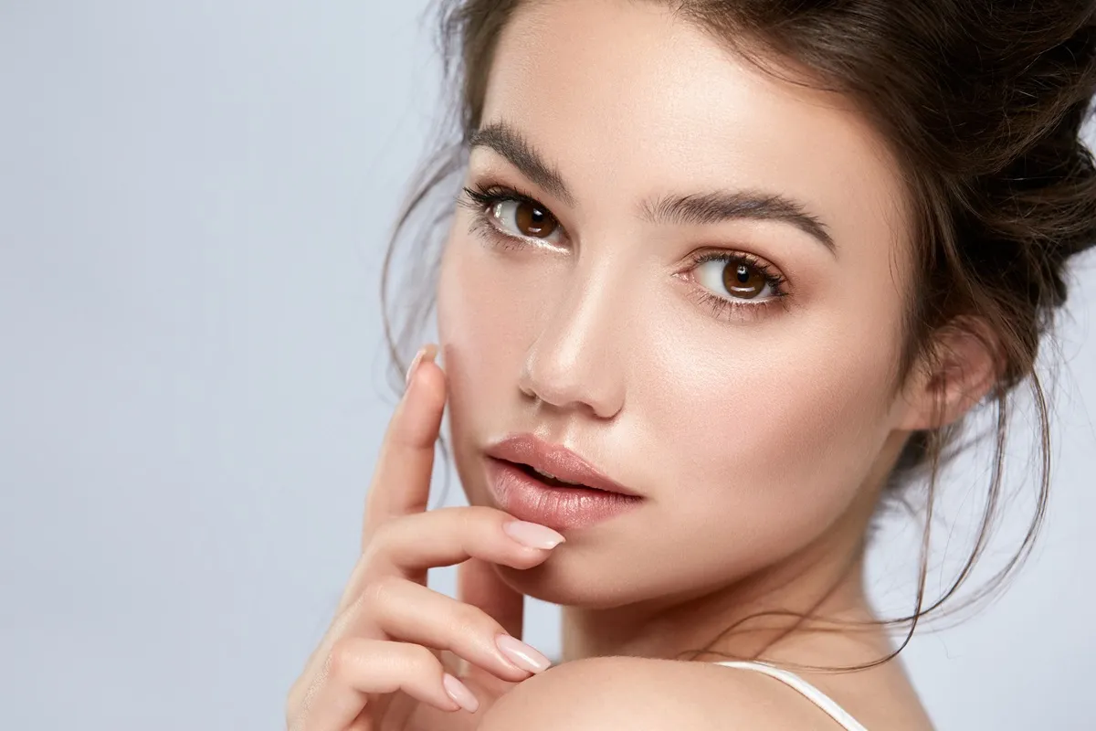 Delikatny, naturalny makijaż podkreślający urodę. Modne makijaże w subtelnych odcieniach.