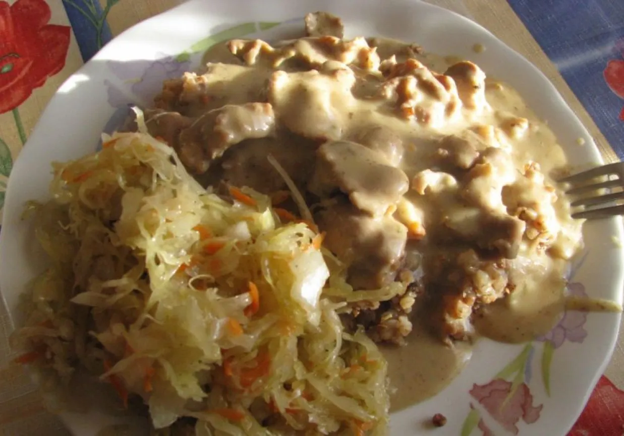 Gulasz z żołądk&oacute;w drobiowych z kaszą i sur&oacute;wką