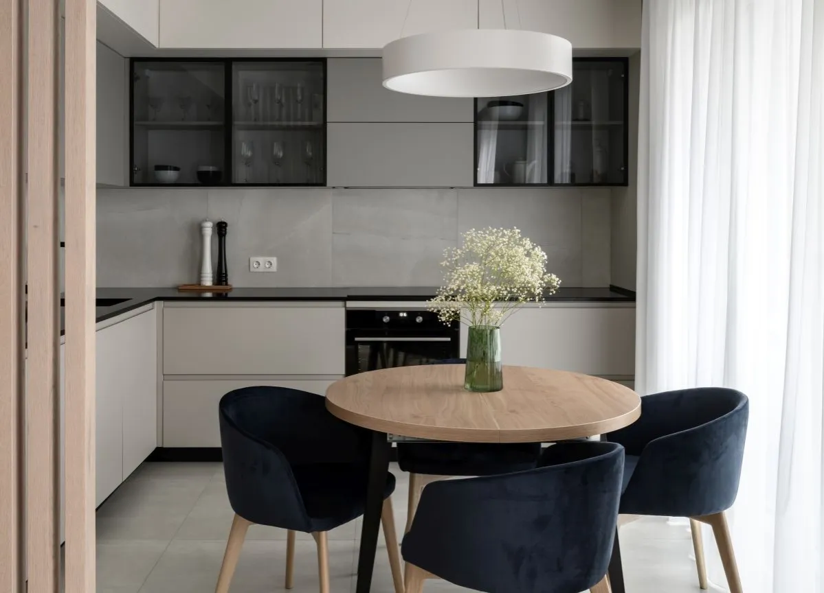 por&oacute;wnanie stoł&oacute;w okrągłych i prostokątnych w kuchni