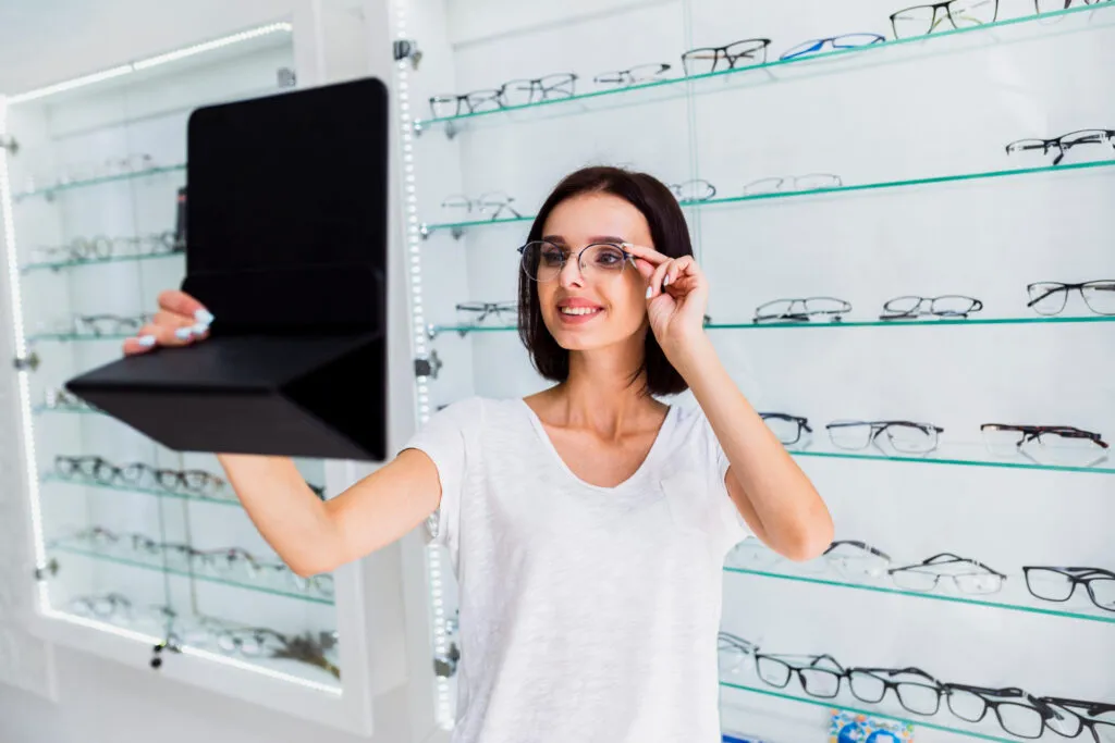 wyb&oacute;r oprawek okularowych w salonie optycznym