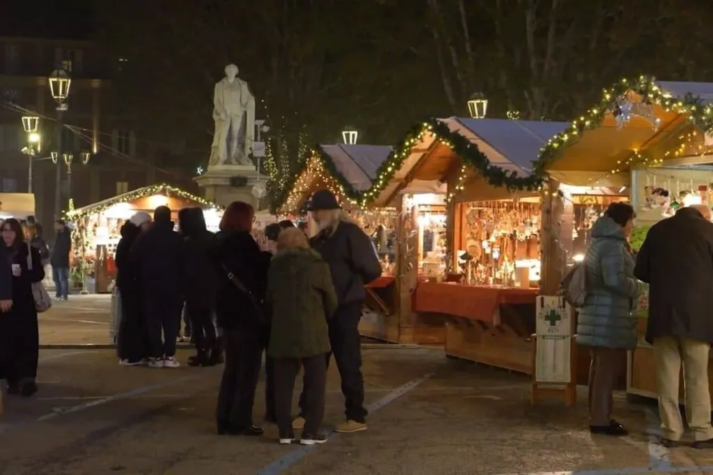 Mercatini di Natale con luci e persone