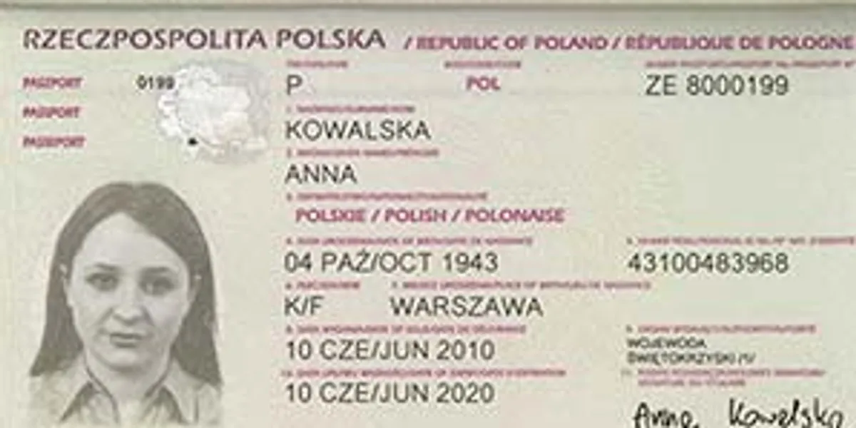 polski dow&oacute;d osobisty i paszport na stole