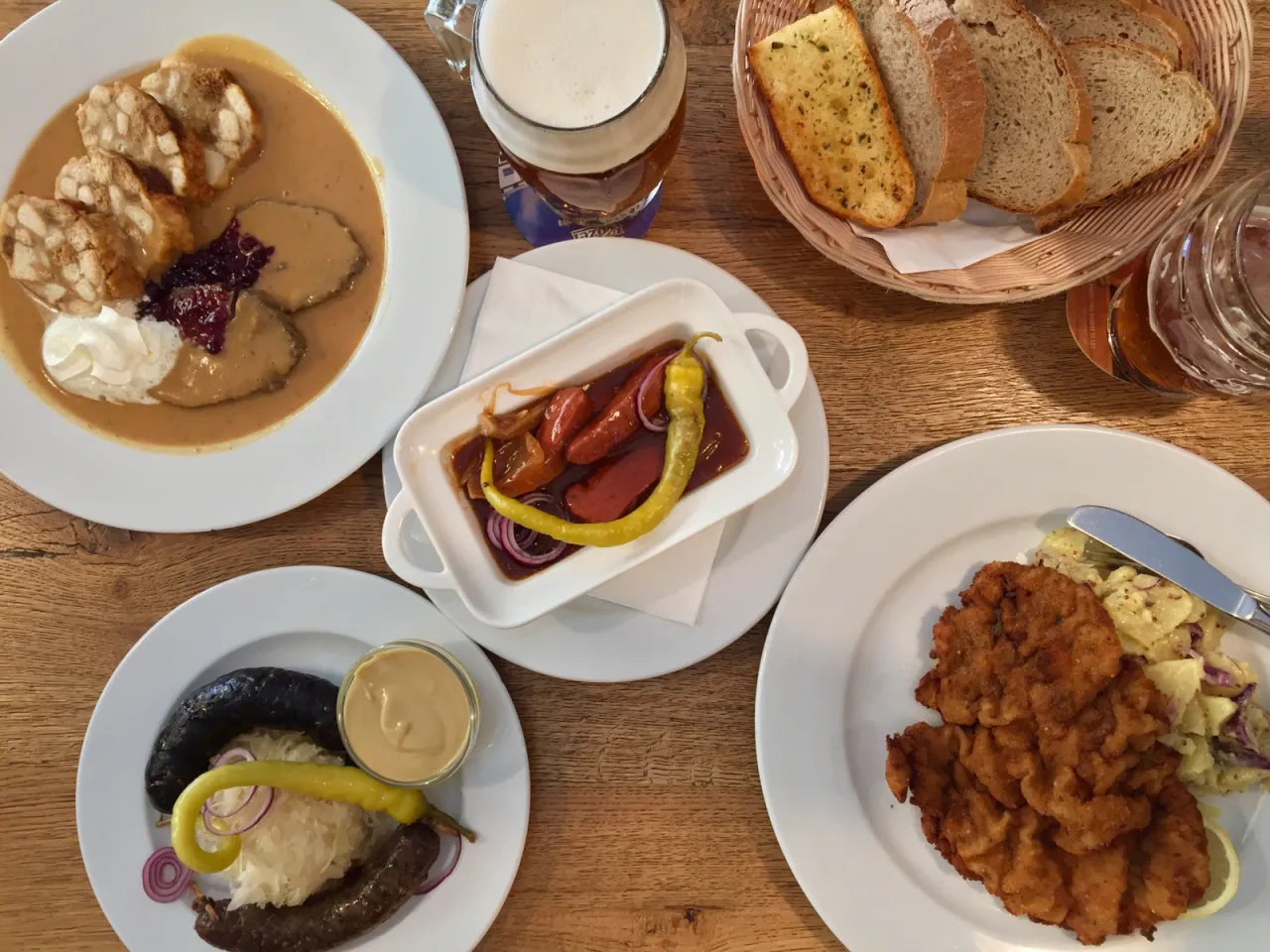 Tradycyjne czeskie dania, kt&oacute;re warto zwiedzić w Pradze: golonka, smażony ser, kiełbaski z kapustą i piwo.