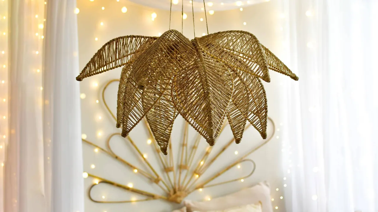 Złoty, pleciony abażur w kształcie liści, idealny do stworzenia nastrojowego oświetlenia. Dowiedz się, jak uszyć abażur na lampkę w tym stylu.