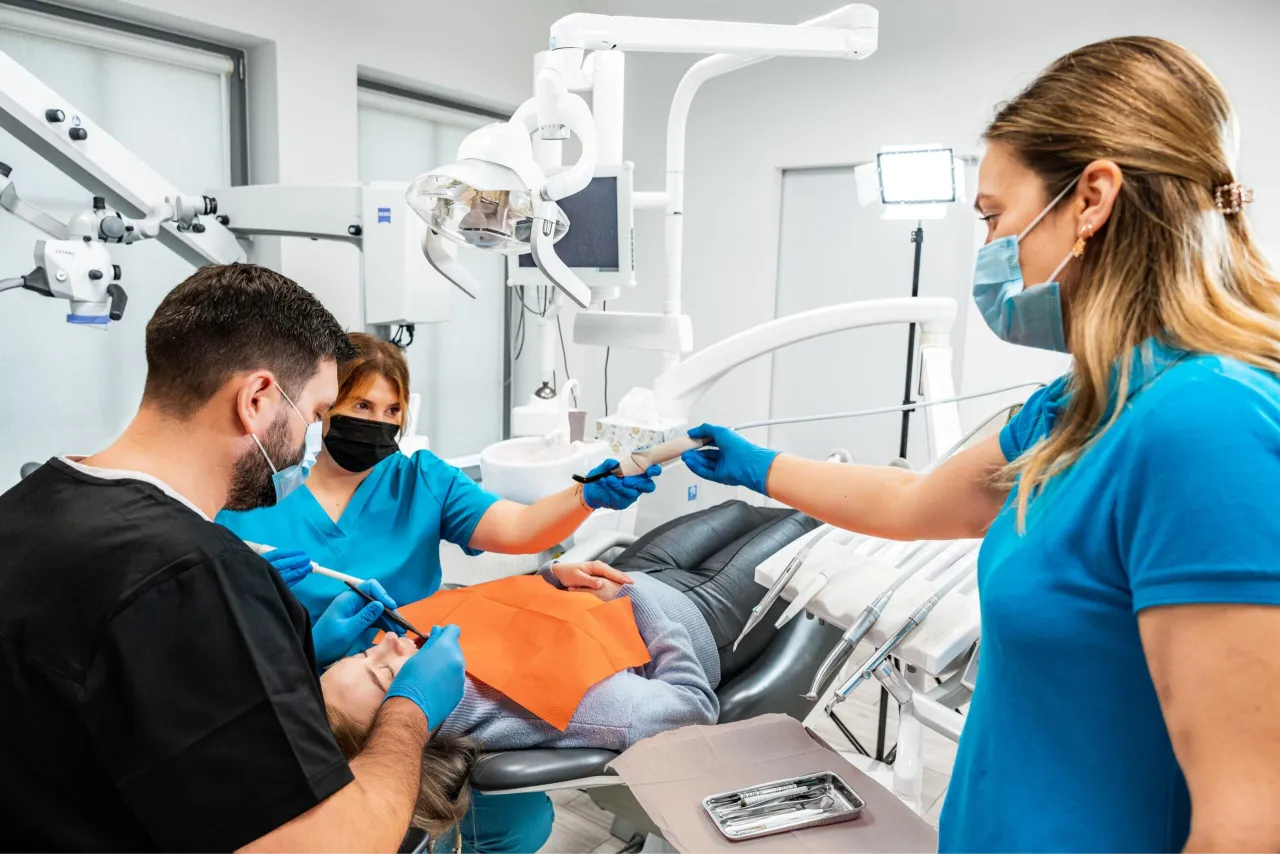 dentysta implantolog ortodonta chirurg stomatologiczny