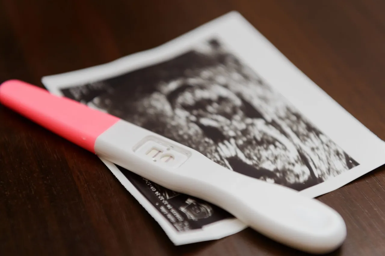 Porównanie krwawienia implantacyjnego i miesiączki na ilustracji