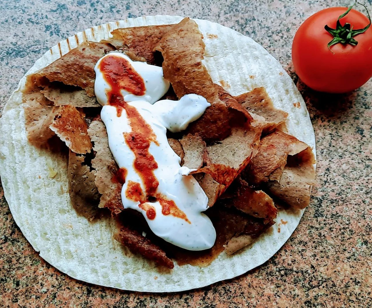 kebab w cieście rodzaje mięsa i sos&oacute;w