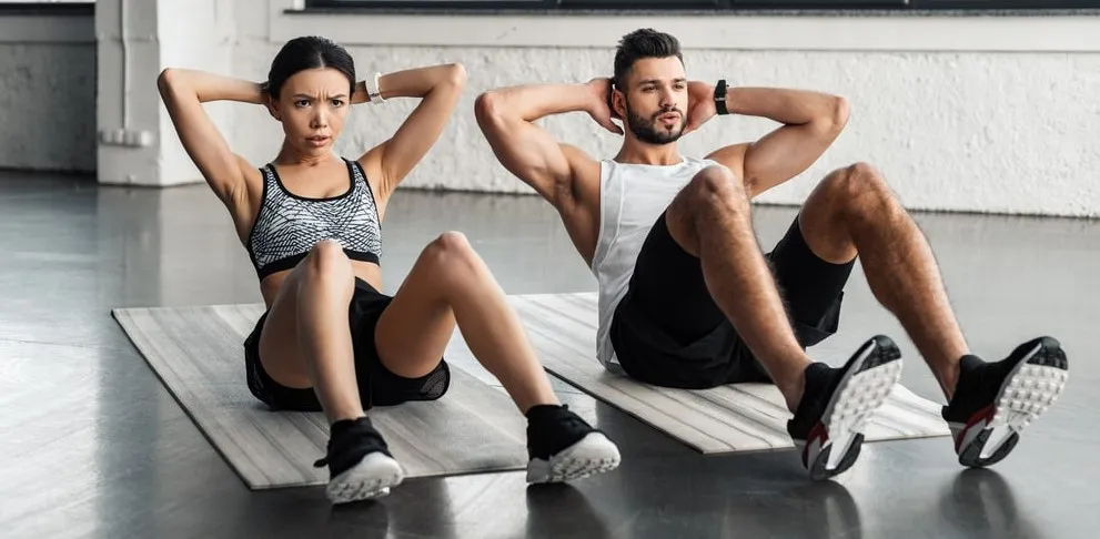 para ćwicząca razem, r&oacute;żnorodne ćwiczenia fitness, trening siłowy i cardio