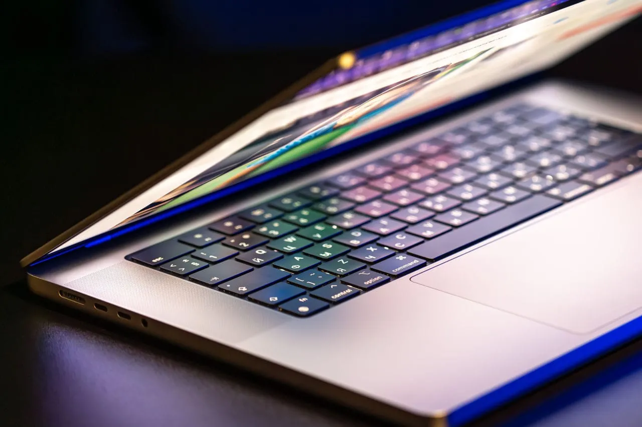 Klawiatura laptopa z podświetlanymi klawiszami. Czy to chromebook czy laptop?