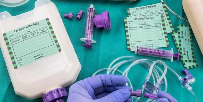 Pielęgniarka przygotowująca się do założenia sondy dożołądkowej