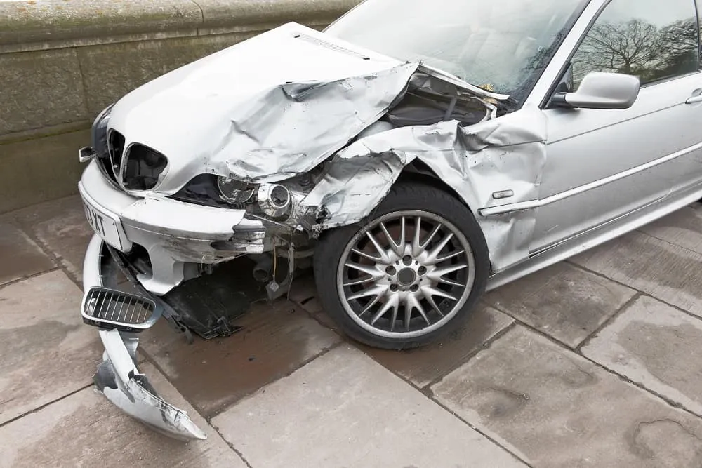 Uszkodzony samochód po wypadku naprawa Litwa