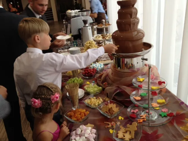 Fontanna czekoladowa na przyjęciu dla dzieci