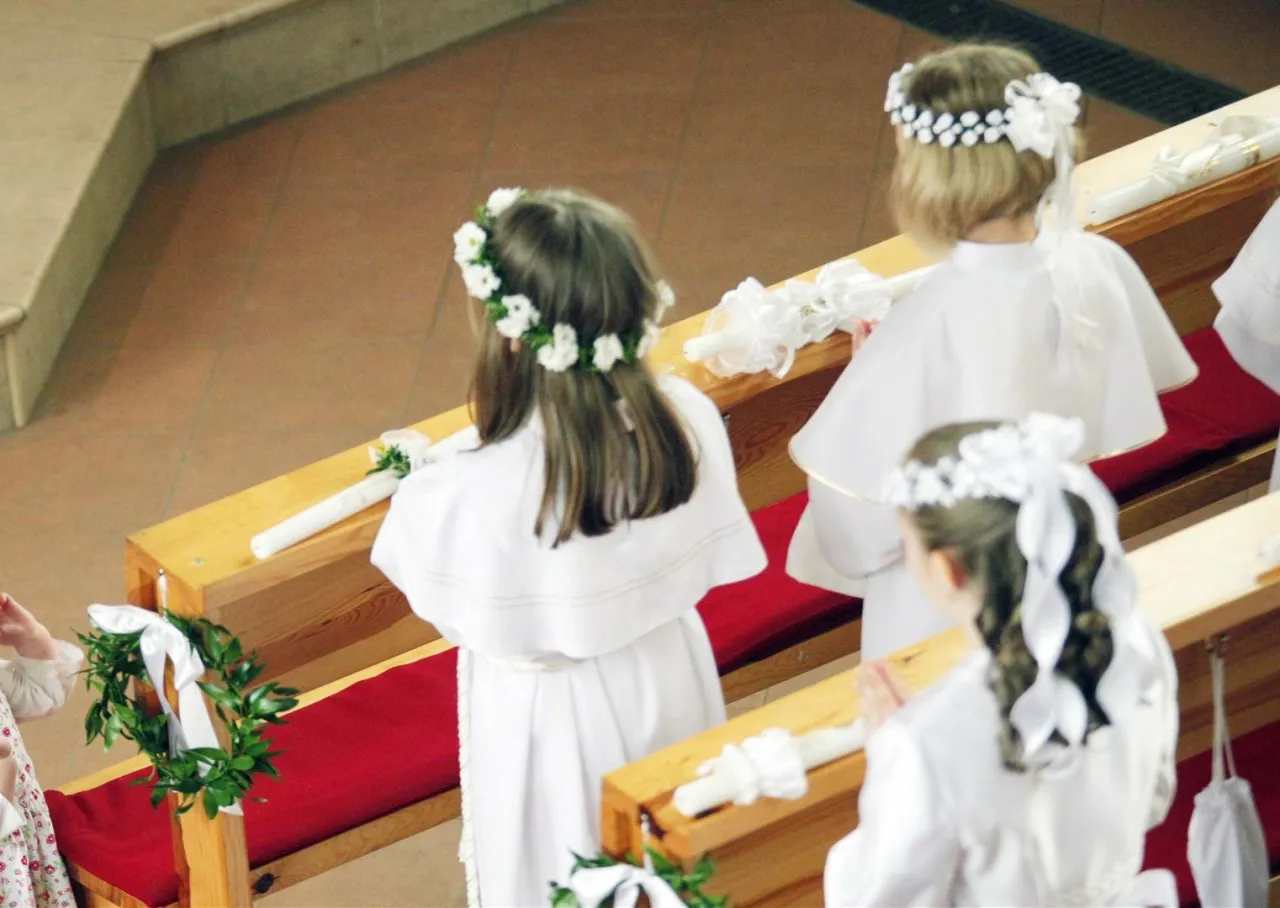 rodzice z dzieckiem przygotowującym się do komunii