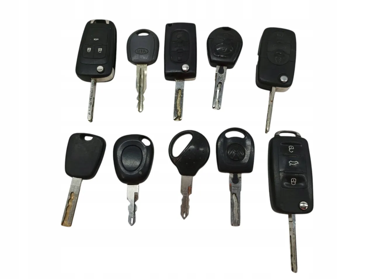 różne piloty samochodowe i kluczyki