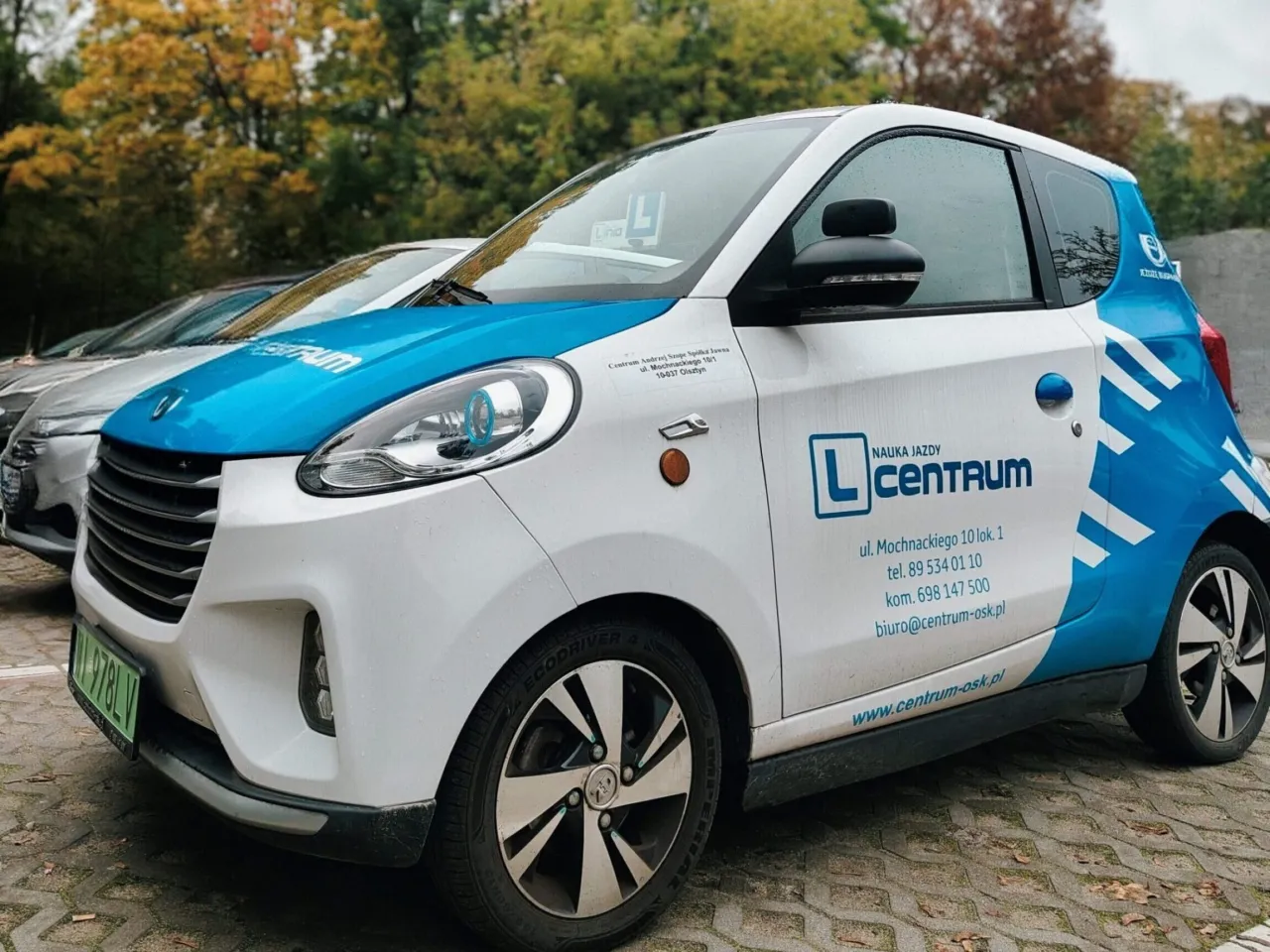 Osoba czytająca przepisy ruchu drogowego