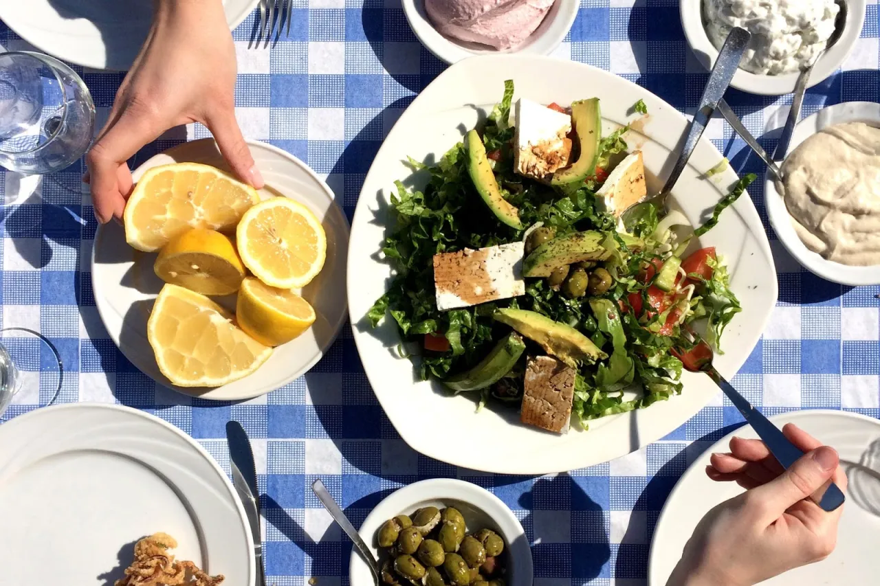 tradycyjne cypryjskie meze na stole w tawernie