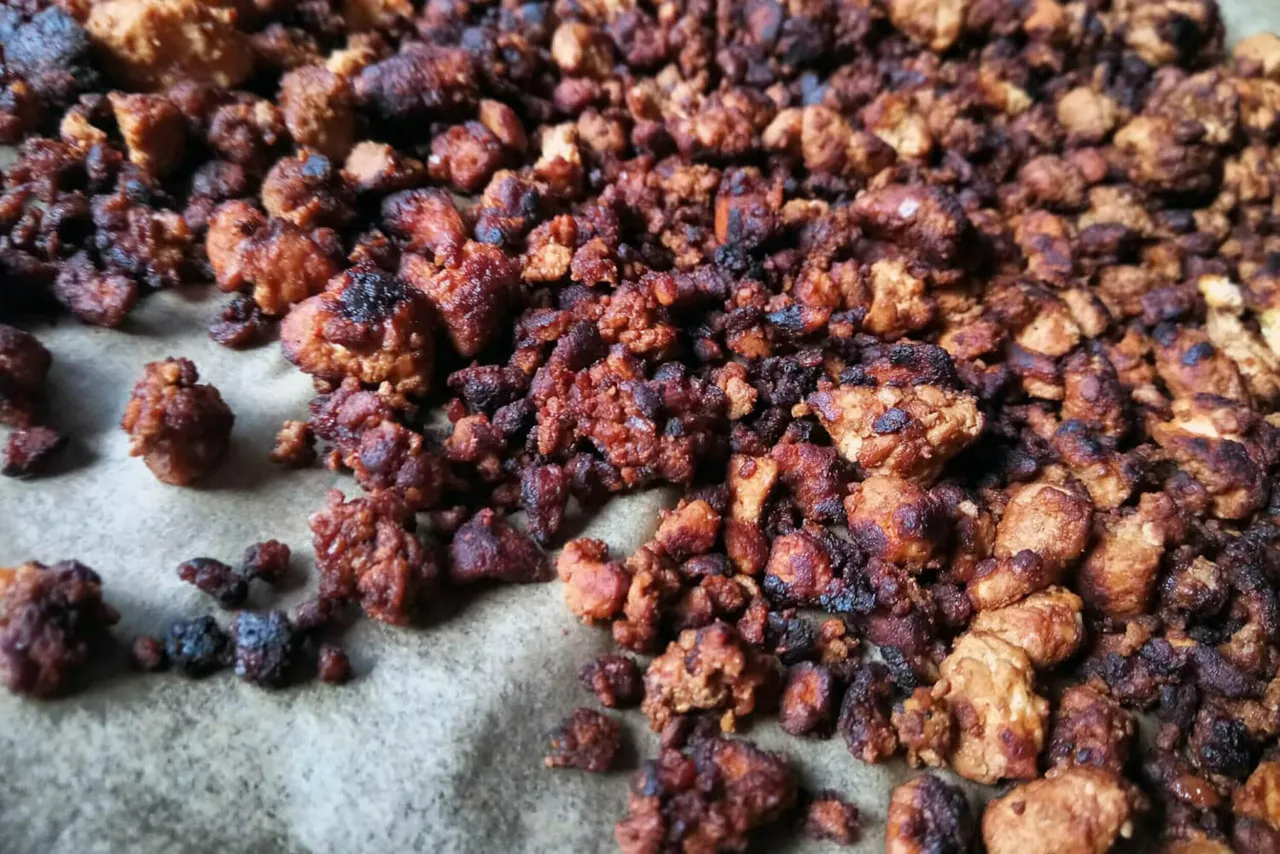 Chrupiące kawałki wegańskiego mięsa, idealne do dań. Dowiedz się, jak zrobić wegańskie mięso w domu!