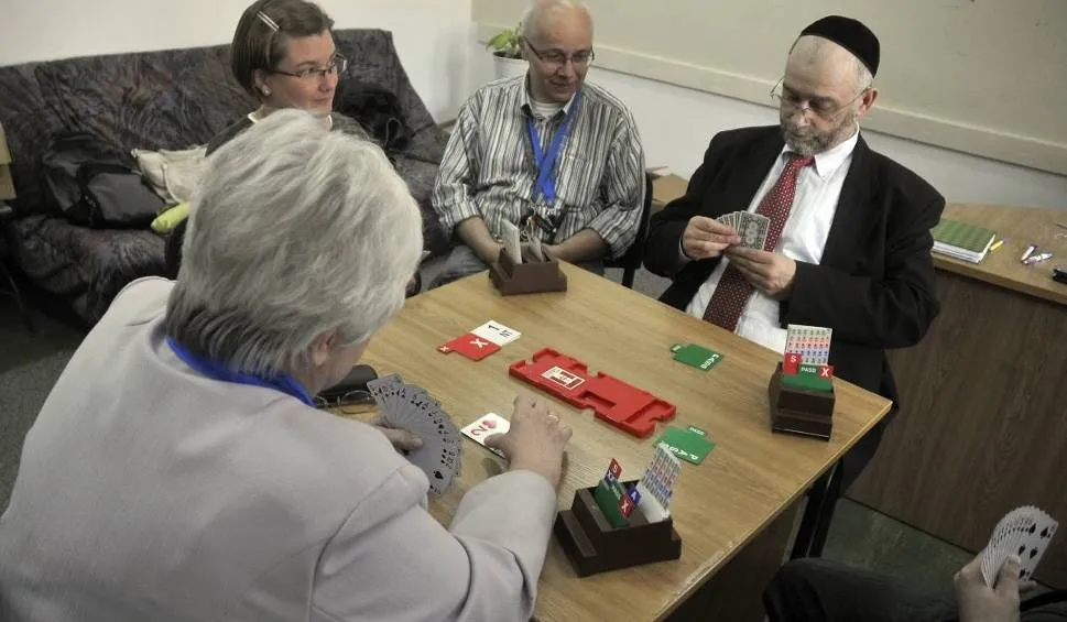 Partia brydża przy stole