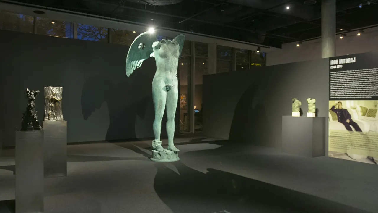 Rzeźba Ikaria Igor Mitoraj fragmentacja brąz